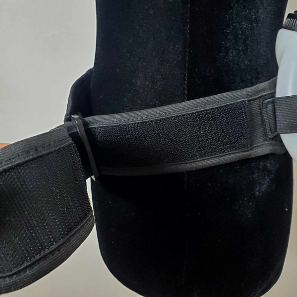 Adidas 3-Flask Hydration Running Belt with Front Zippered Pouch - Black - Picture 3 of 12